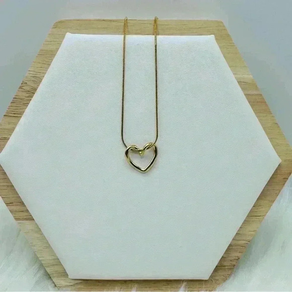 The Classic Heart Pendant in Gold - Picture 5 of 5